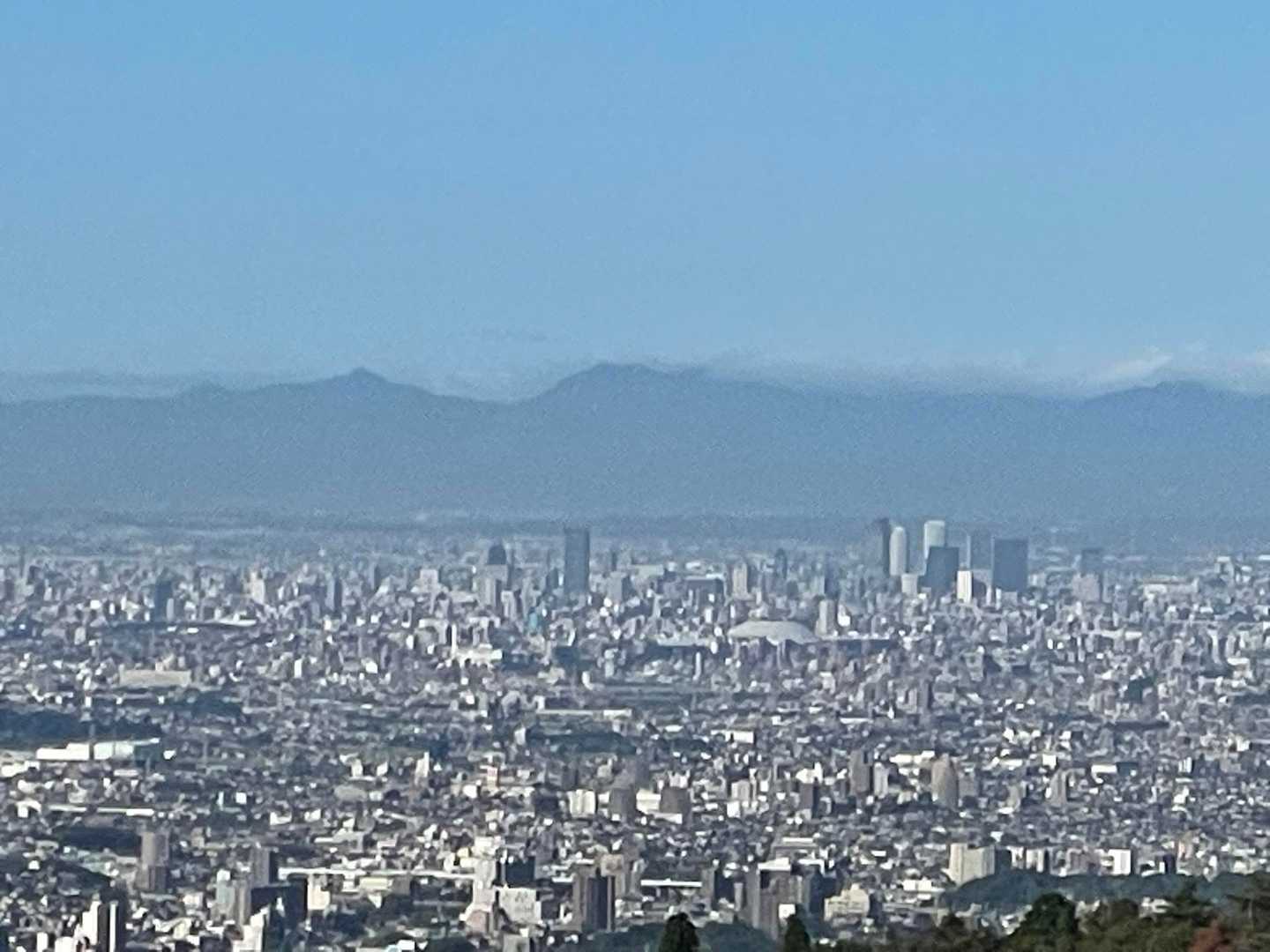 下山中再び元岩巣山によって小休憩。
名古屋の高層ビル群の向こうに御在所岳と鎌ヶ岳が見えます。