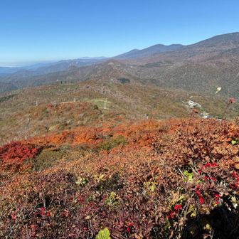 吾妻連峰。奥には飯豊。飯豊はもうなんか白い？