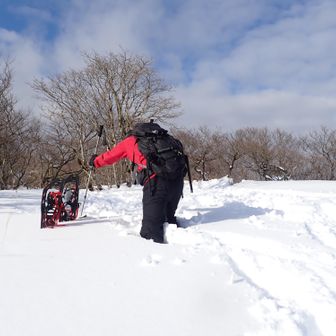 下りは､スノーシューが無くても歩けるだろうと思い外す｡
この考えが甘かった🍰🍹
※もう すでに踏み抜いてる｡この後､踏み抜き地獄にハマる｡
チェーンスパイク付けてると､足をぬいたら外れてた｡使えない｡