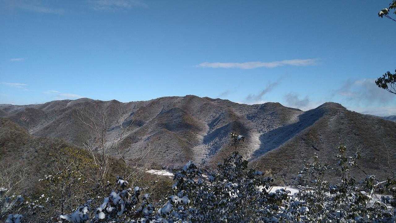 船谷山から見た愛宕山～峰尾山への稜線