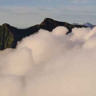 鹿島槍の向こうに槍ヶ岳がはっきり