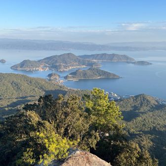 下に見える白い建物がゴール
どうにかヘッドライト使わずにいけそう