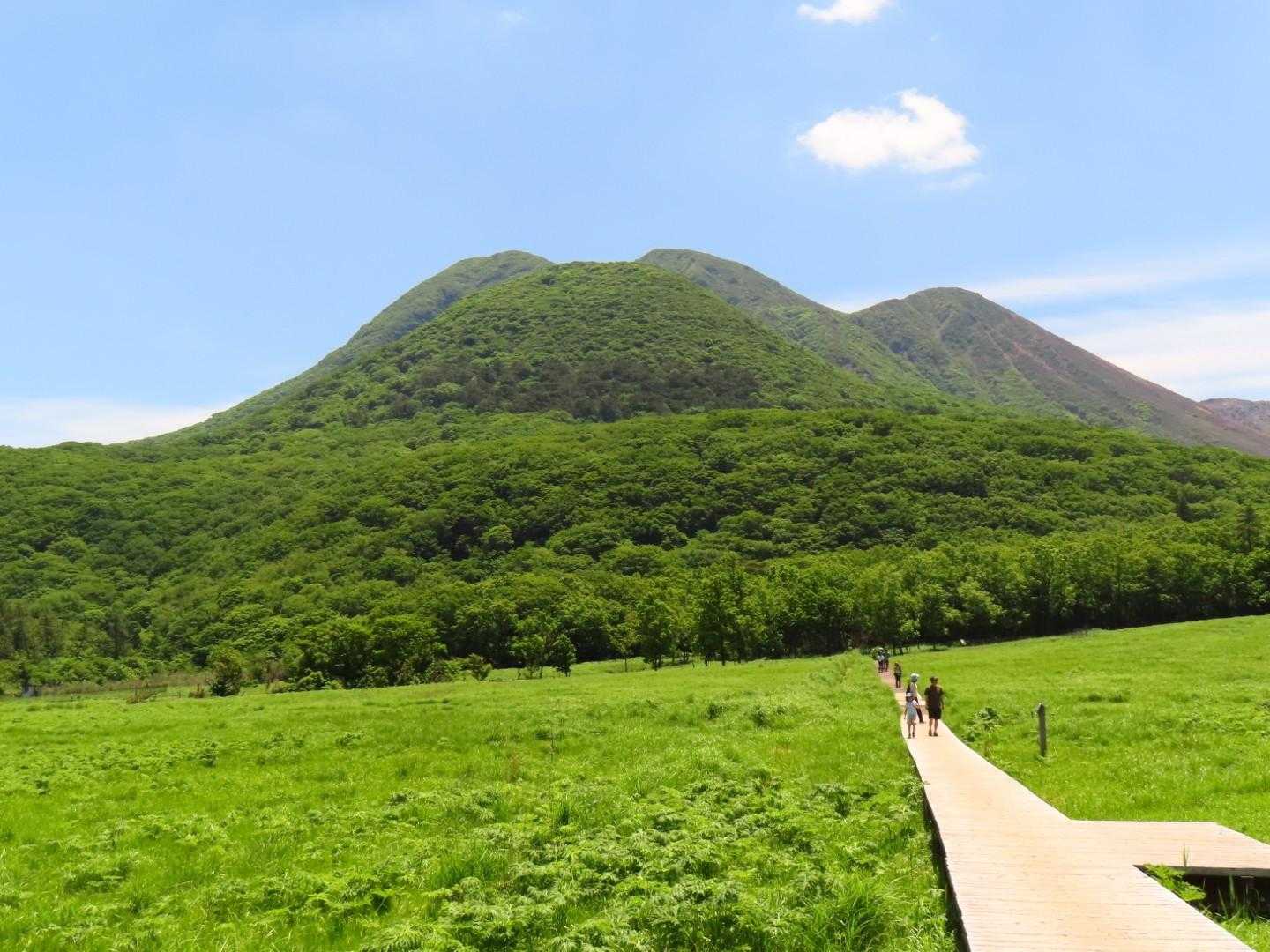 さーて、遅い出発になったけど登山開始♪今日目指すのは、三俣山の手前に見える指山です😉

ところで駐車場は？というと、残念ながら期待通りにはいかず全然空いてなく、枠外だけど辛うじてスペースを見つけたのでそちらに😅