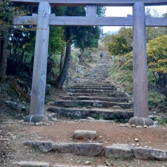 産霊神社前の鳥居。
この鳥居も新しくなってる？
ここからは上宮まで聖域のご参道。
