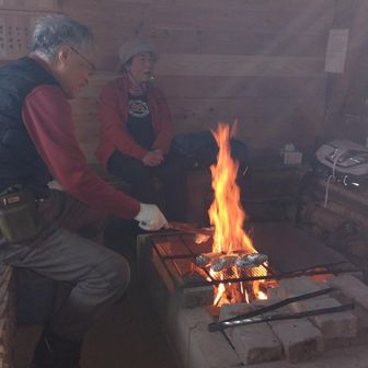 山小屋で吉田類の百低山にガイドとして出演された方にお会いしました。さつまいもと銀杏を焼かれていました。