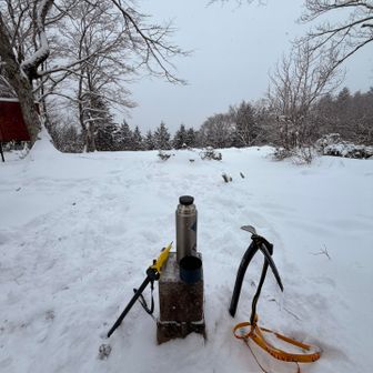三角点とピッケルとサーモボトル