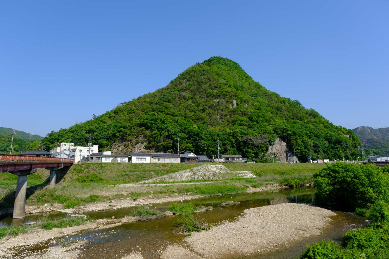 『和気駅』を出たら、まずは今回の縦走路への入り口である『和気富士』の登山口へ向かう。写真は、『金剛川』という河川の堤防から見た同峰の姿。標高は173m程と小さいながらも、均整のとれた出で立ちだ。
