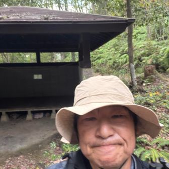 5号目避難小屋らしいが屋根だけ
