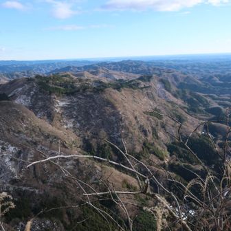 晴天に
山ひだ織りなす
久慈の里