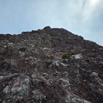 下ってきて、見上げた岩場。
過去イチ恐怖の下りでした…😱
そりゃあ！そのはず😂だって…
そもそもルートじゃないからね🤣

⚠️正規ルートは別にあります。
       危険です真似っ子しないように。