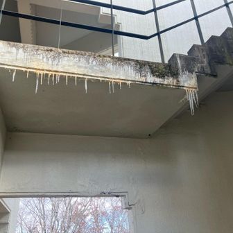 展望台にツララが