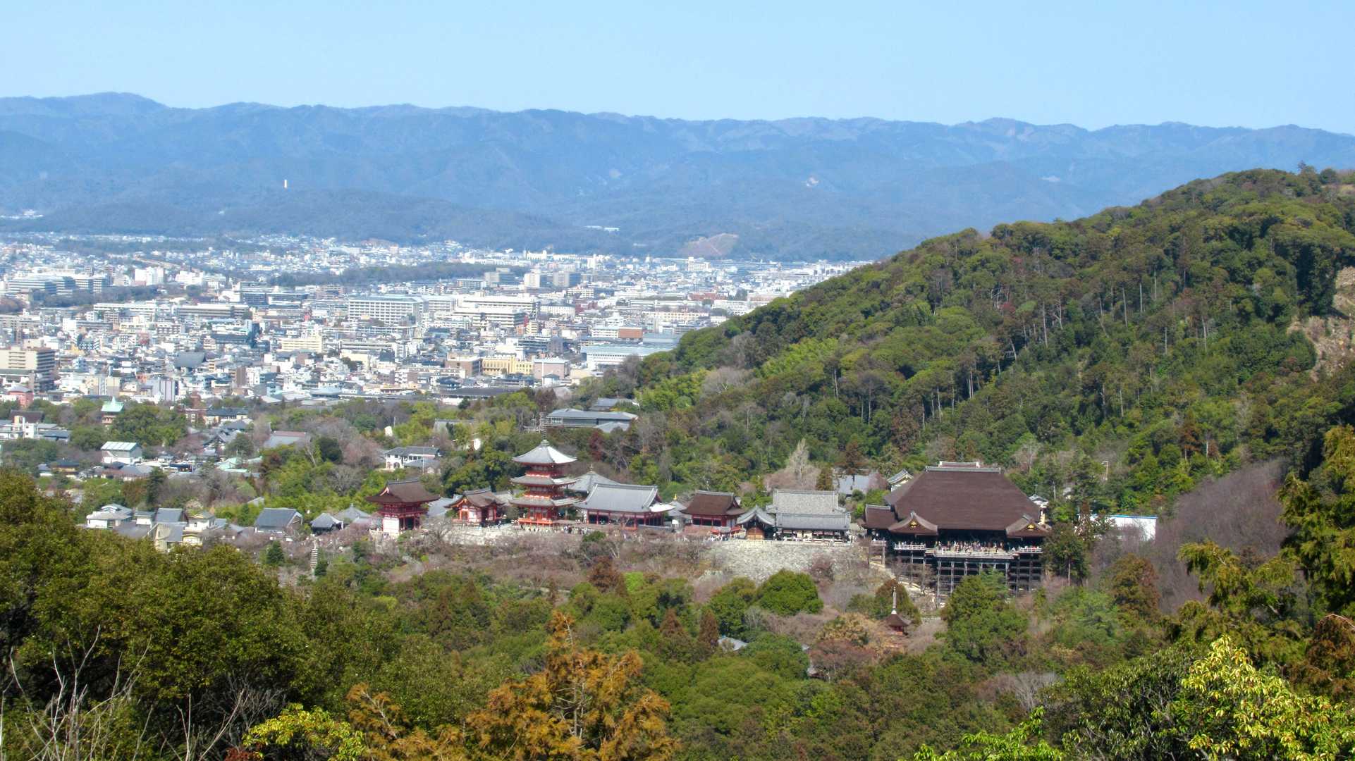 阿弥陀ヶ峰の頂上から清水寺ど〜ん