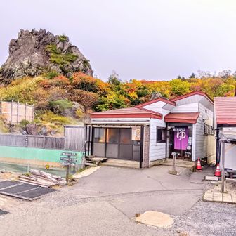 サァ大露天風呂￥900⁻
最初アツかったけど乳白色のイイ湯でした、
強酸性と言うけど別にピリピリするわけでは無かったかナ〜、