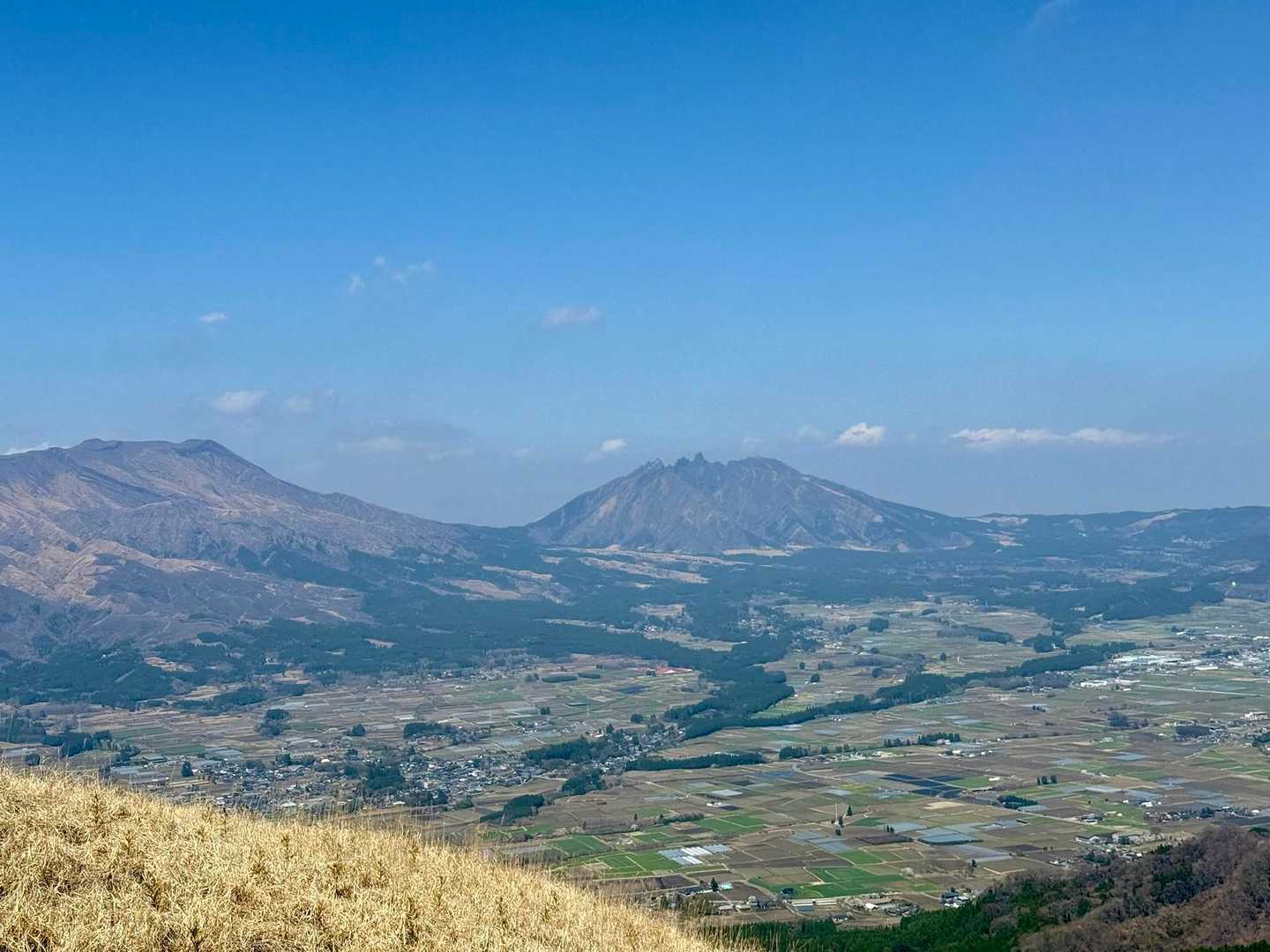 ゴール手前でようやくご褒美の展望。
午前と違い穏やかに晴れた阿蘇根子岳と高森の町を見る🐈‍⬛

しばらく休憩しているとドラえもんも登場したみたい🤣