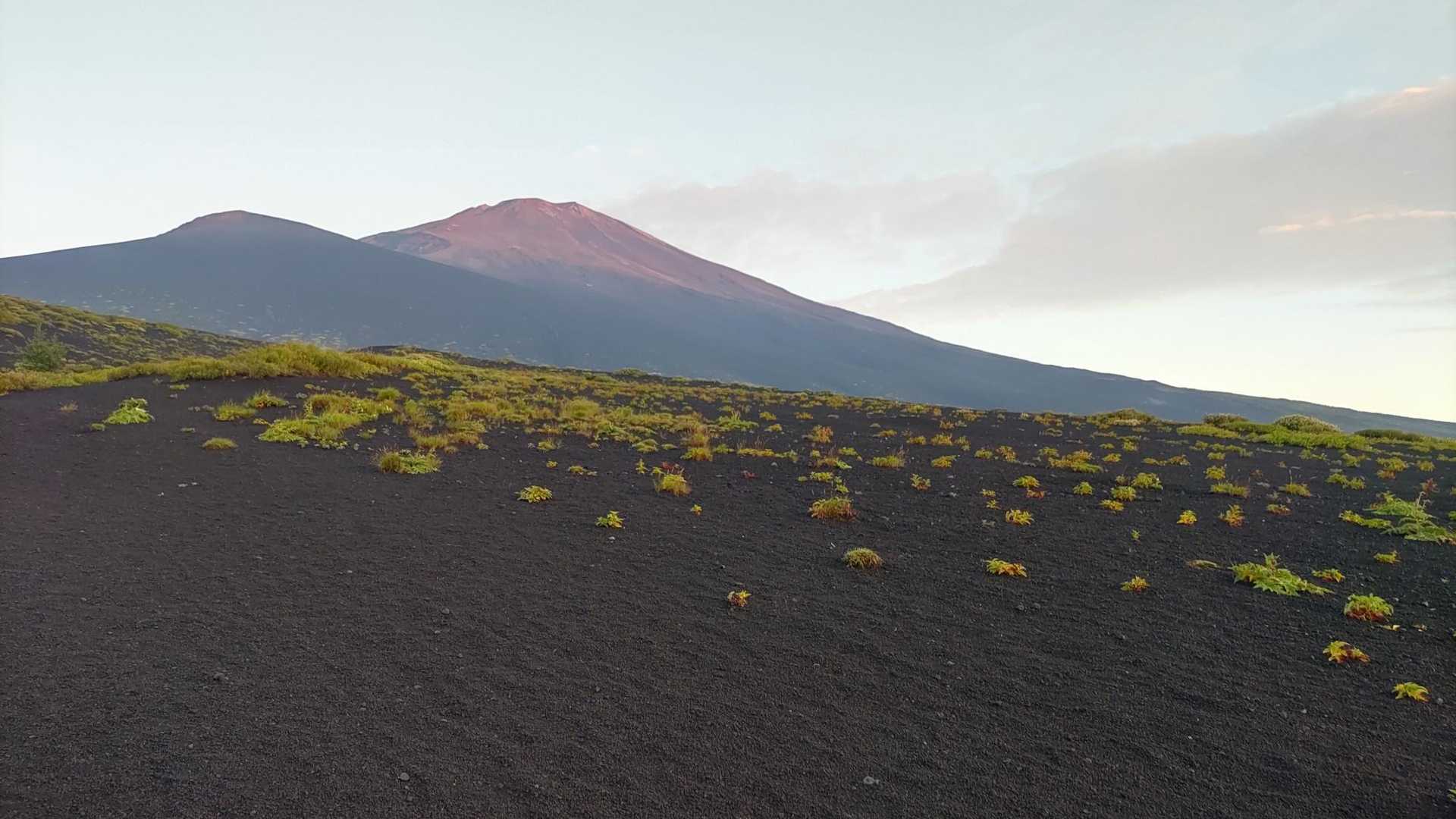 富士山山頂方面。