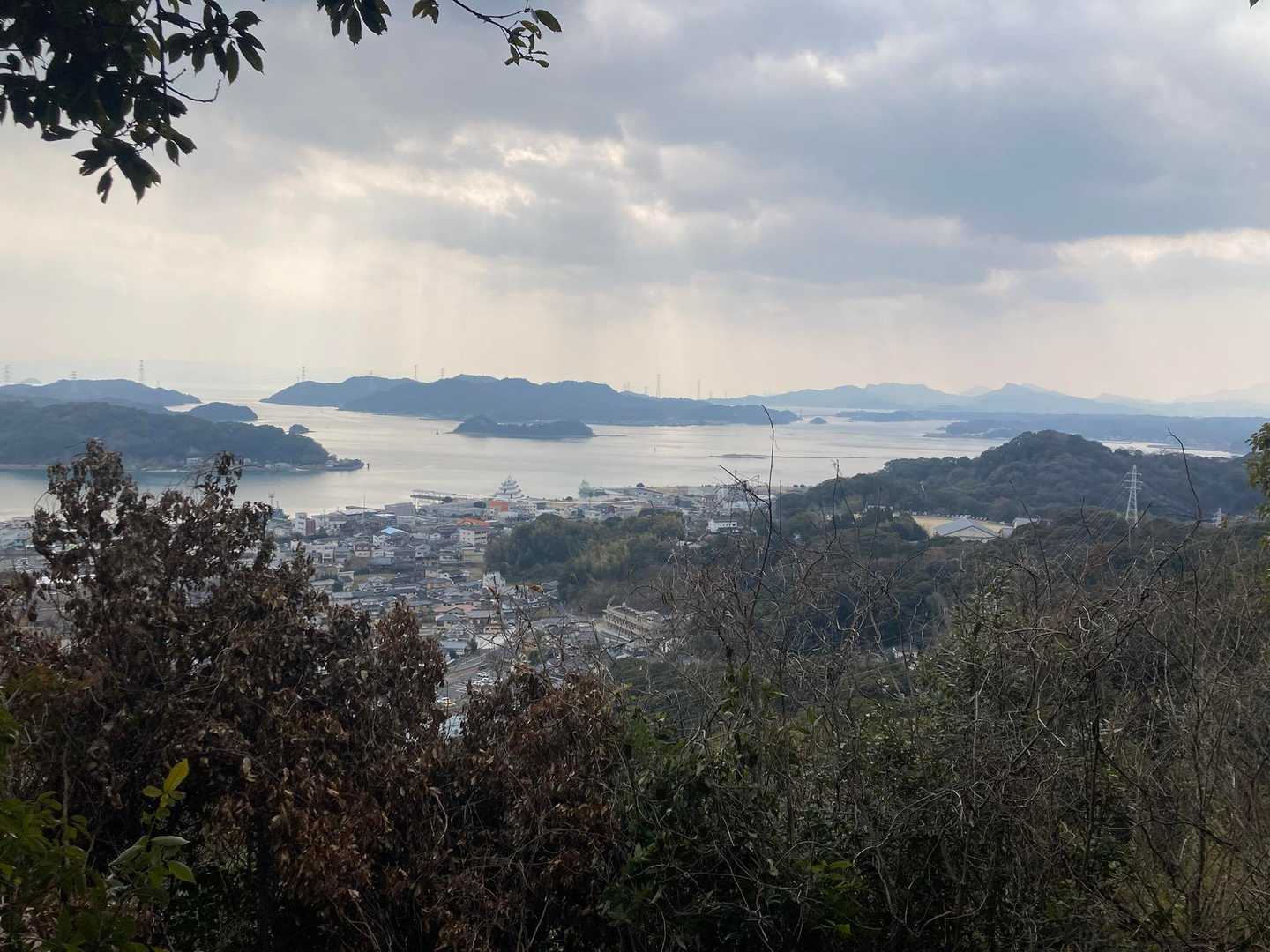 最初の展望スポットから👀
海と島🏝️と三角の町