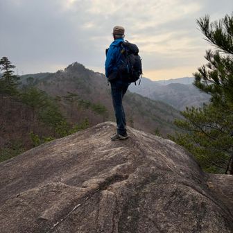 こんな感じ、バックのトンガリが岩岳