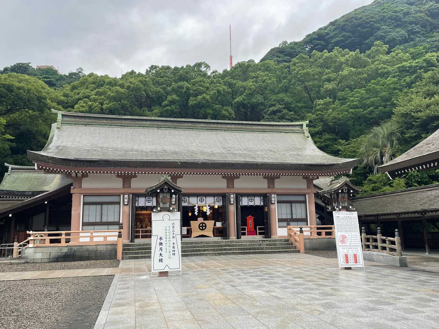 せっかくなので、照国神社にお参り。
背後が城山！

今日は、子ども会の歩こう会の日だったようで、地区ごとに子ども達がいっばい。
