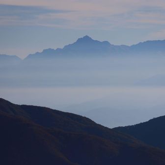 遠くに見える山は近接している白木峰と殆ど変わりません。なのでこの日は目立つ山だけ撮りました。剱岳です。