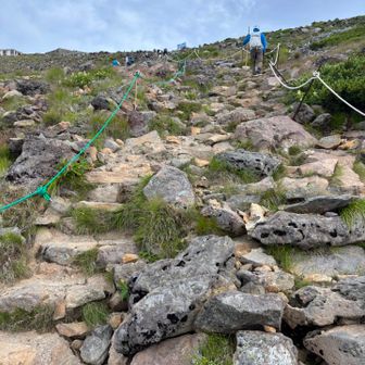 山頂近くは岩が大きい