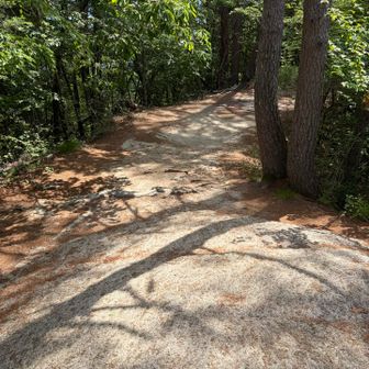 こんな感じの岩場が続きます