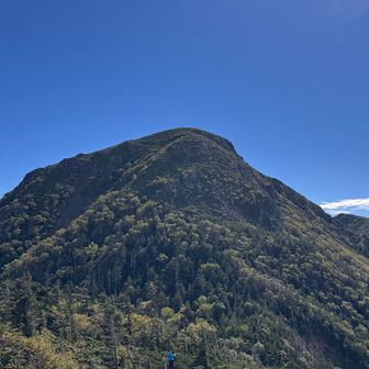 第二展望台手前から。目指す西天狗岳がドーンと現れる