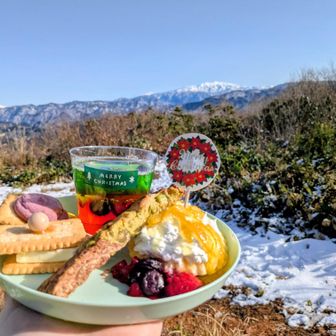 ウチはクリスマスカラーの2色のゼリーに手作り柚子ジャムで作った蒸しケーキをホイップクリームと柚子ジャムでデコ
カズちゃんが焼いてきてくれたクリスマス仕様のクッキーはグリーンピースの豆菓子が練り込んであってめっちゃ美味し〜😋
しょう君はココナッツサブレのチーズサンドを作ってくれたよ😋

これの前にカレーメシ食べてるから腹はちきれそう🫄