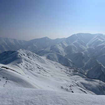 さあ下って、当初泊まるはずだった清水峠の白崩避難小屋へ向かいます。