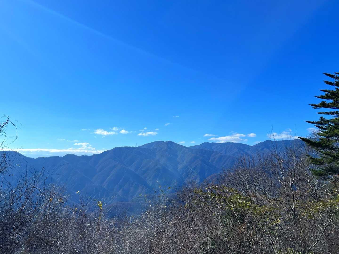 松姫峠から小金沢連嶺
中央が雁ヶ腹摺山