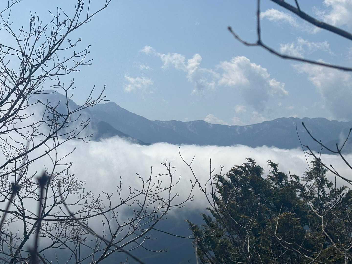 諦めて休んでいると、なんだか明るくなってきました✨
雲取山から飛竜山