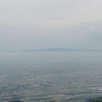 遠くに宝達山⛰️　散居村と良いコラボ。