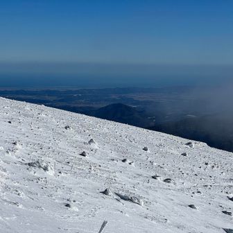昼飯終えて外に出たらめっちゃ晴れてる！
これは、お釜見えるっしょ！
と急いで下る。