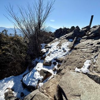 下山路は雪が残り危険⚠️