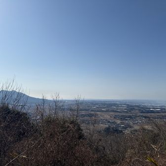 『こちら地球連邦防衛軍艦隊総旗艦アンドロメダ』
『でぶひげの雨引山登頂を確認。続いて下山に移行する』

雨引山頂から見る筑波山⛰️
今日は富士山🗻見えない。