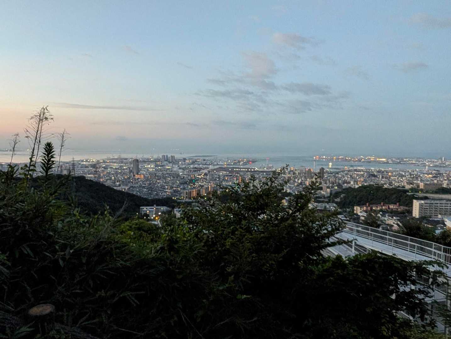 まだ明かりが点いていて夜景の名残が