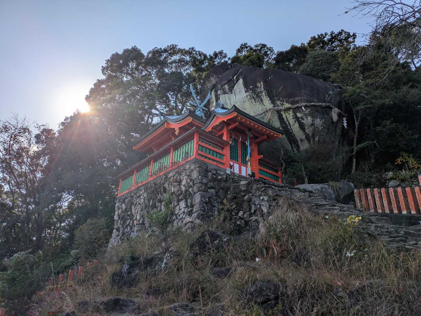 ゴトビキ岩は古代神道の神南備、つまり御神体となります