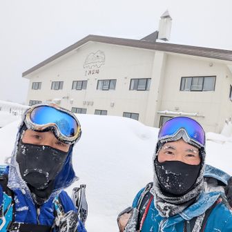 「Atsushiさん、なんか今日は残念でしたけど、今度また下ホロカメットクよろしくお願いします😃」

「うん。ちはる君、またタイミング見て挑戦しようね。」

「なんか十勝岳とか旭岳って、厳しいイメージしかないんですよね。
実は今日も、少しびびってました😃」

「うん、俺も。一般の冬山とは違って、なんか別物だよね。
化物岩の手前のホワイトアウトでは、本気で撤退しようと思ったからね。」

「はい、自分もです。Atsushiさんがいなかったら、あそこで撤退してました😃」

「だけど、今日は撤退して正解だったね。」

「はい、あのまま行ってたら、今頃ここにはいないでしょうね😃」

「うん、遭難してたかもね。」

「ほんと、そう思います😃」

「前向きに考えると、色々経験して、撤退する判断もできるようになったってことかもね。」

「今日は、撤退する勇気も大事だと、身に染みて感じました😃」

「今日は、本当にいい勉強になったよ。」

「はい、勉強になりました😃」

するとそこへ、三段山の方から二人組の男性が下山してきた。