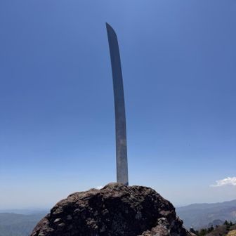 山頂の大剣。