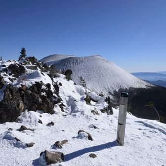 蛇骨岳到着。強風すぎてここに留まれない。少し離れて休憩