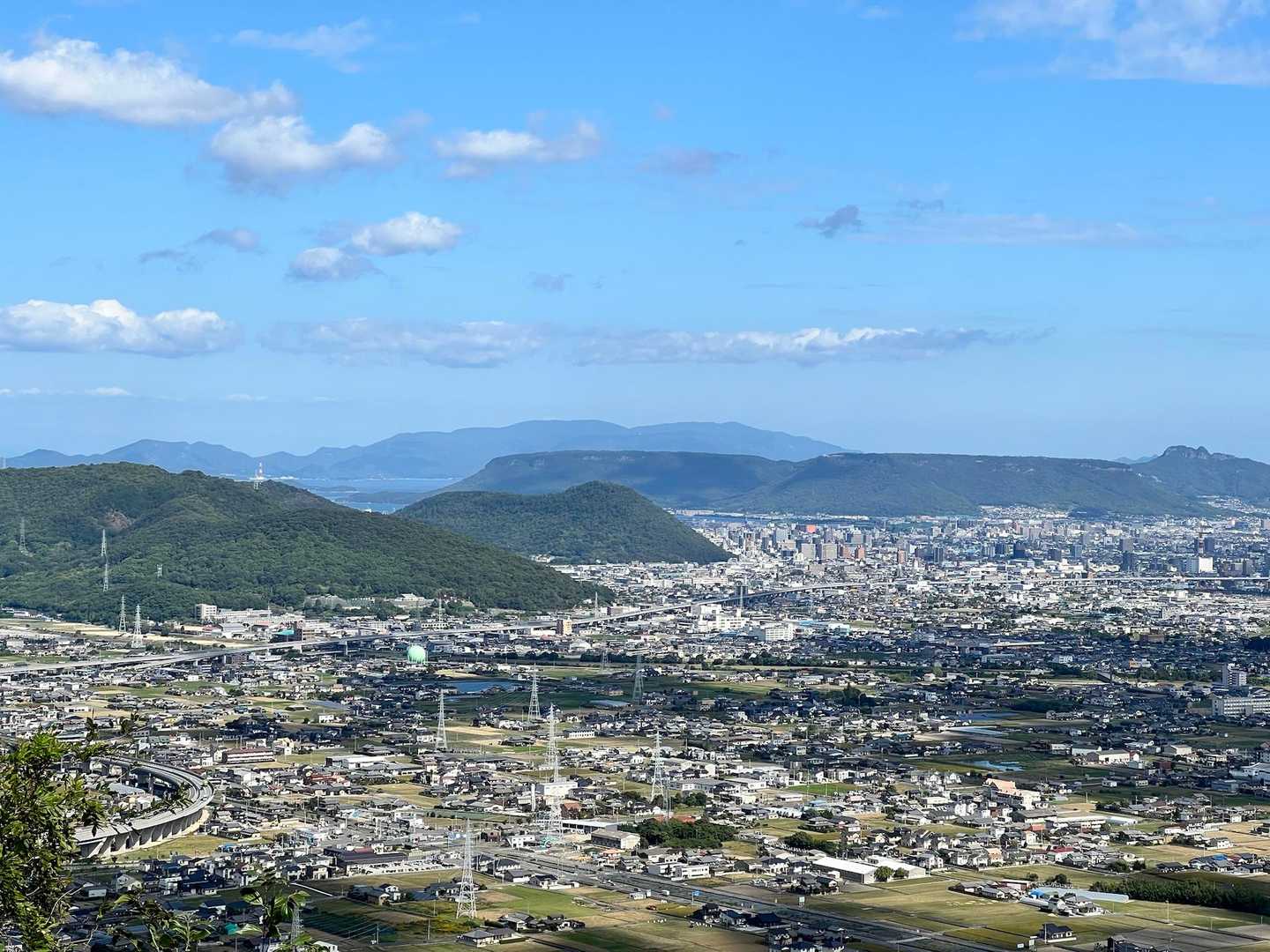 ホームの室山が真ん中、後ろうっすらと小豆島