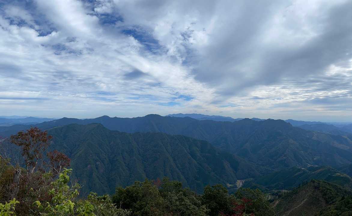 山頂からの展望はまずまずで
奥に尾鈴山が😄