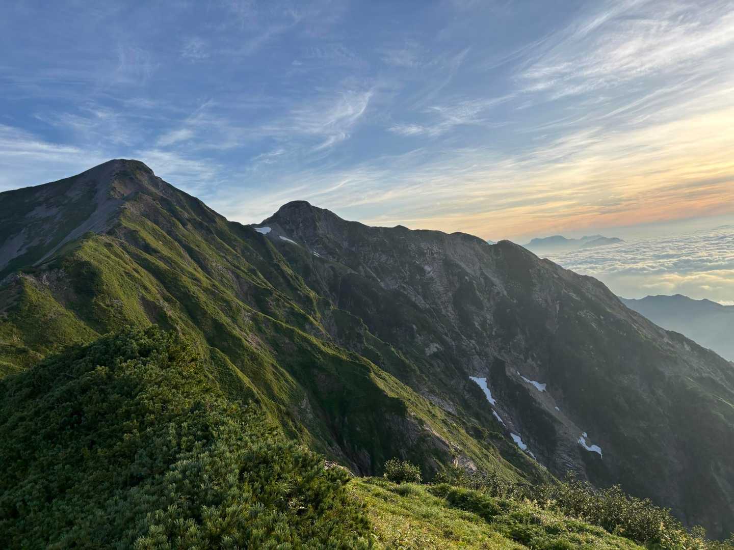 手前、鹿島槍南峰と、奥が北峰