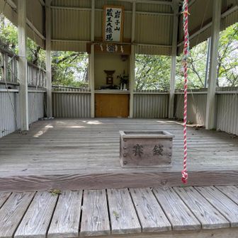 山頂には岩子大権現の祠が祀られている