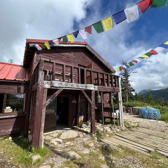 スゴ乗越小屋🛖
ネパール人が作る本格ネパールカレーが名物らしいけど🍛ランチは11時からなので カップ麺食べました
