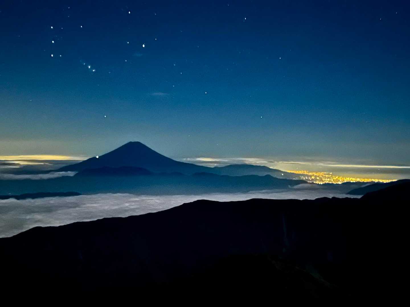 スマホでは伝わらないが富士山に降り注ぐ星🌟と街に煌めく夜景がとてつもなく綺麗🤩