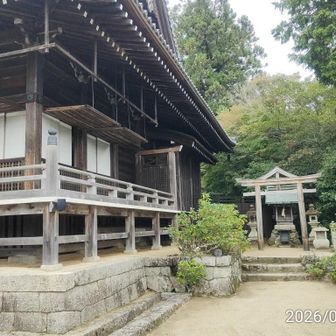 奥に阿闍梨さんの立像