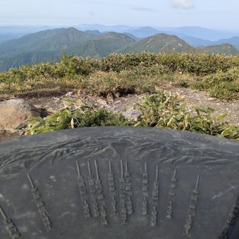 山頂からの眺望
【屏風山】【能郷白山】【部子山】【荒島岳】【野伏ヶ岳】【よも太郎山】などが見えている。
