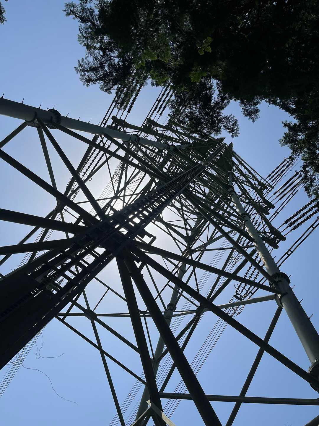 エレベーター付きの鉄塔。