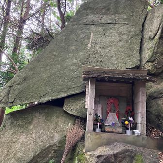 お約束のお不動岩、案内分岐から43歩で着きました🙏