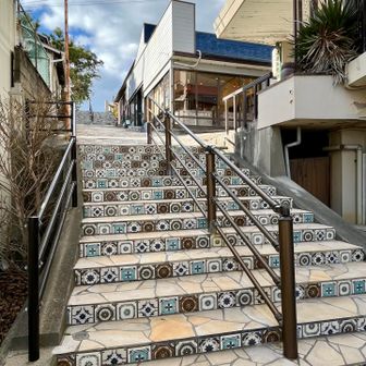 石碑の後ろには、失礼ながらこの辺りに似つかわない⁉️映えスポット✨きらら坂✨
古い建物をリメイクしたカフェもあり☕️